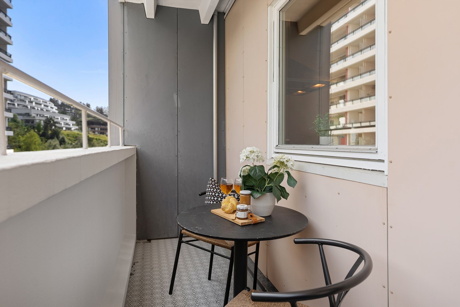 Det er også en mindre balkong på andre siden av leiligheten Galleribilde