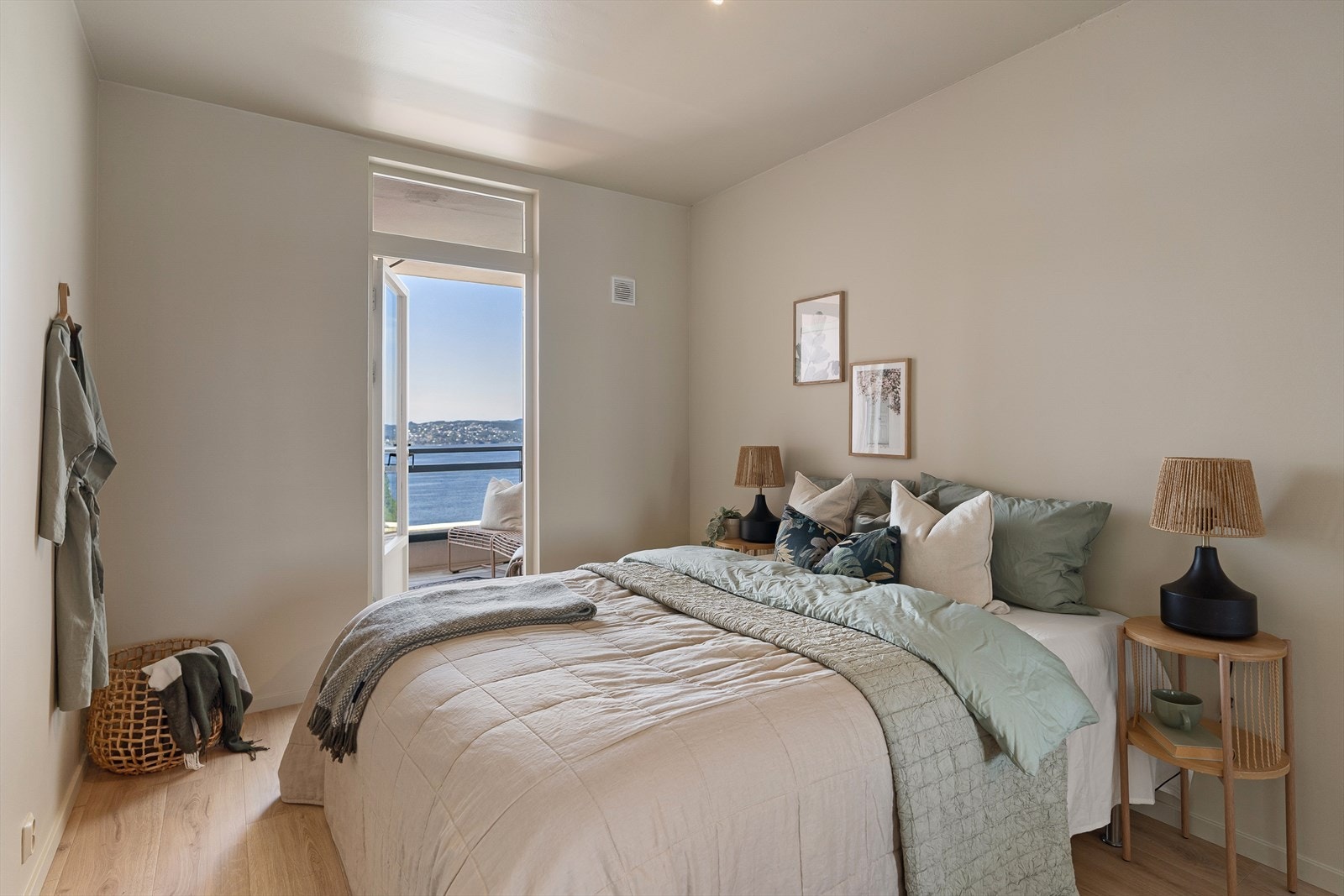 Utgang til leilighetens herlige balkong fra soverommet Galleribilde