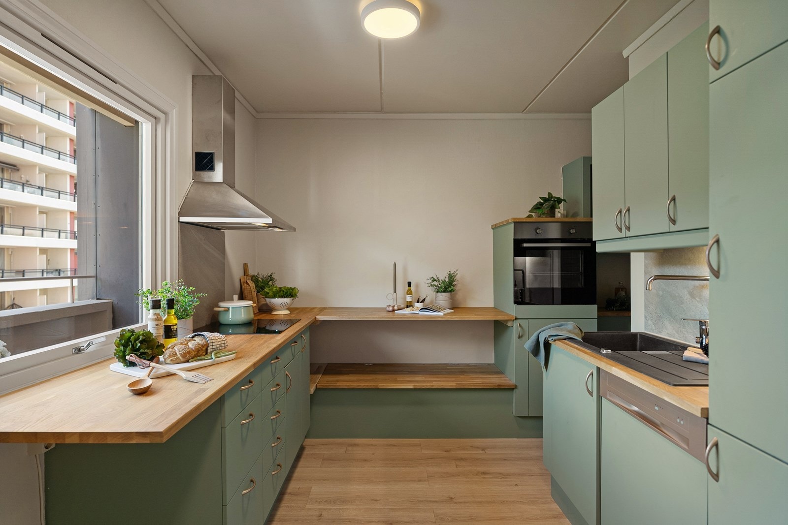 Videre beveger vi oss inn mot kjøkkenet Galleribilde