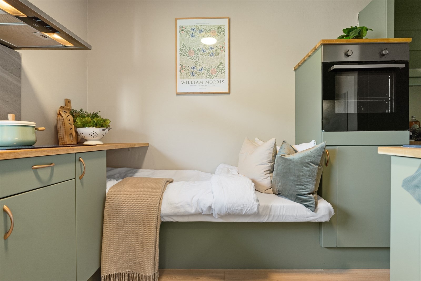 Et kjøkken med uvanlig sjarm - her er det både plass til matlaging og rolige morgenstunder med bok og kaffe Galleribilde