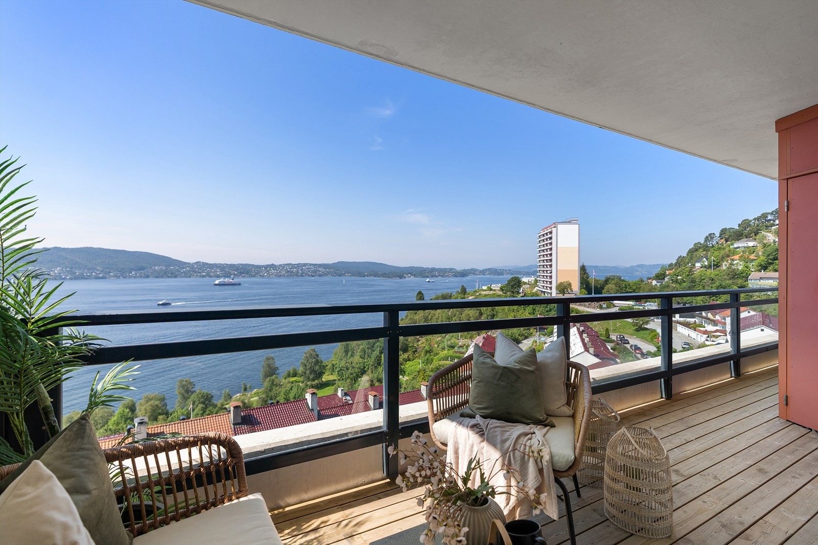 Spektakulær utsikt mot byfjorden - nyt morgenkaffen i høyden! Galleribilde