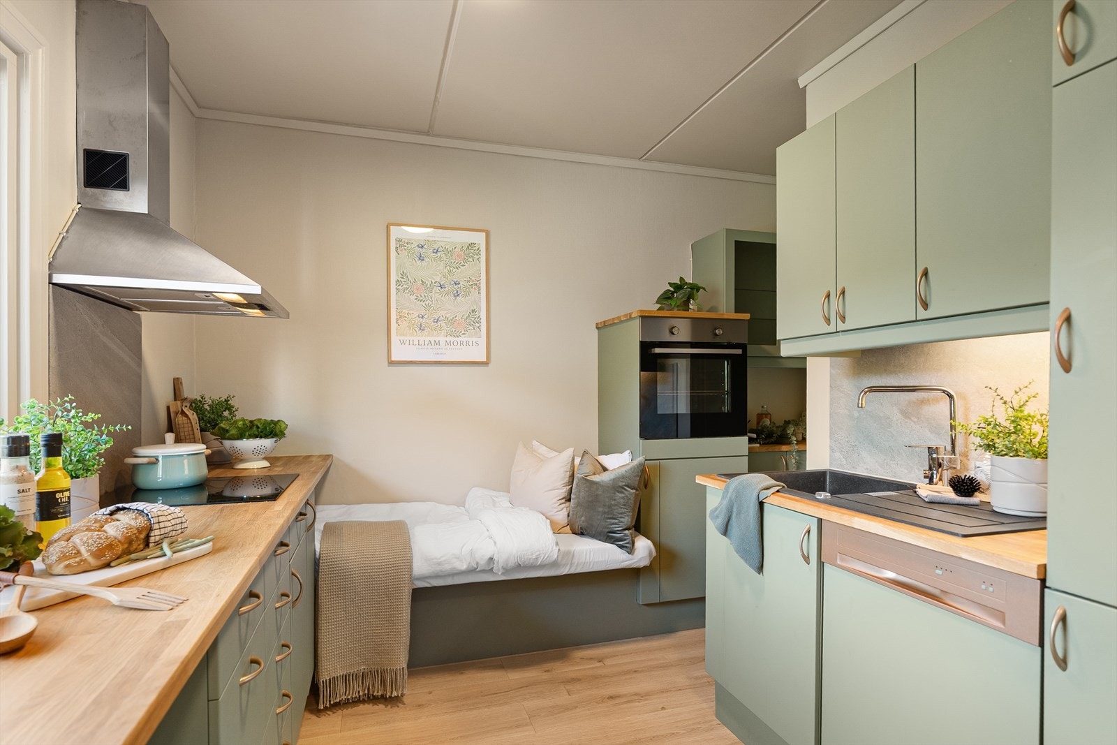 Kjøkkenet har integrert platetopp, stekeovn, oppvaskmaskin og kjøl- og frys Galleribilde