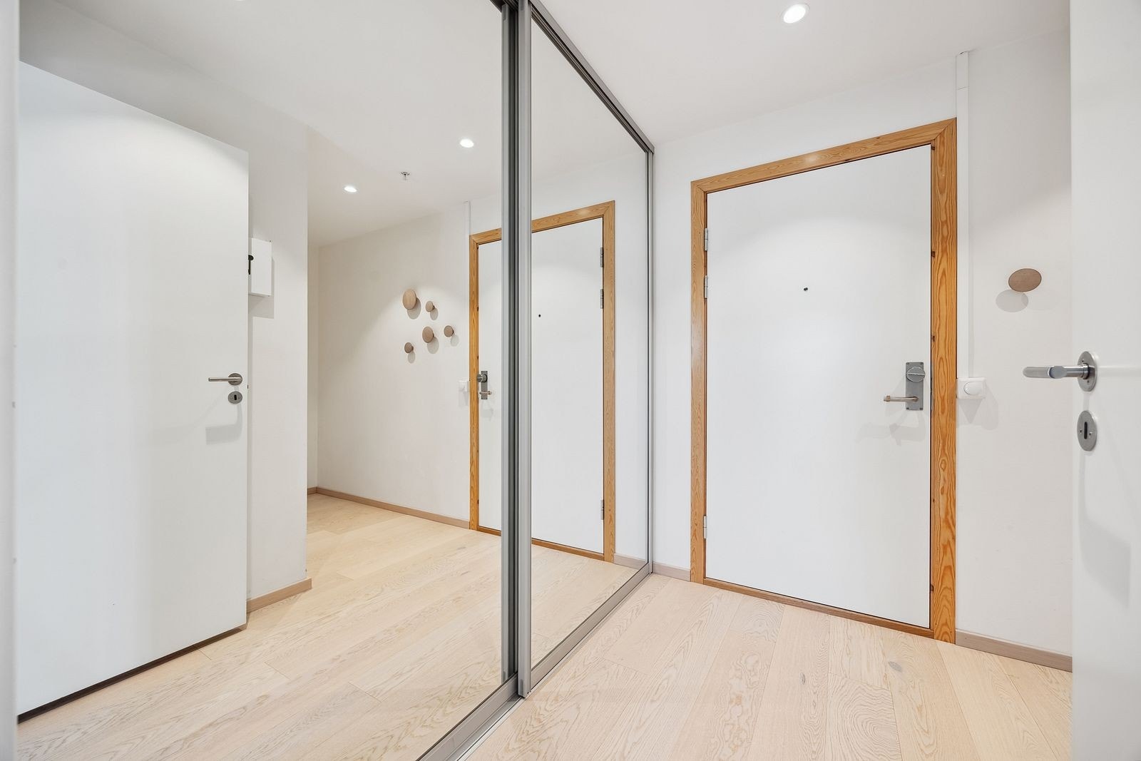 Entre - Skyvedørsgarderobe med speil Galleribilde