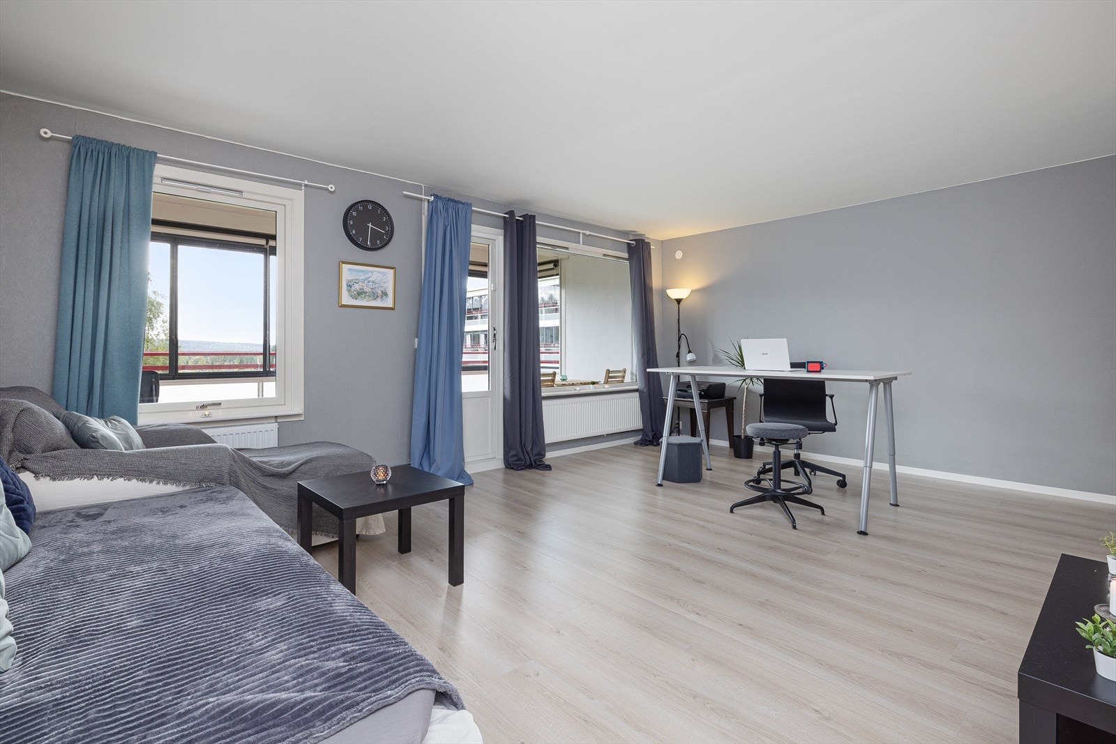 Romslig stue med masse lys fra store vinduer. Galleribilde