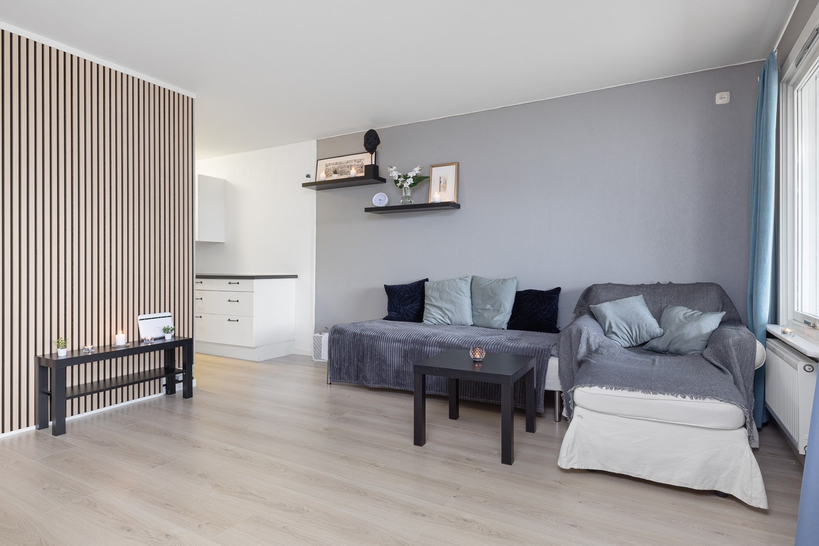 Moderne spilevegg mellom stue og kjøkken. Galleribilde