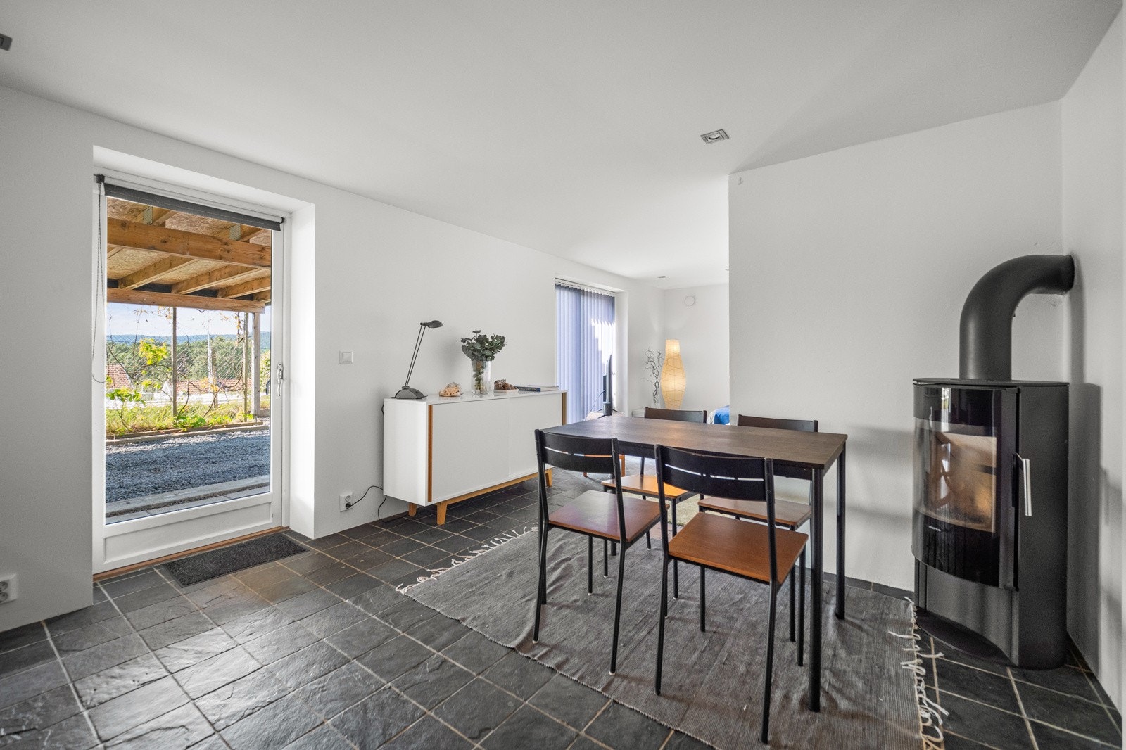 Underetasjen består av stue, kjøkken, bad og bod. Galleribilde