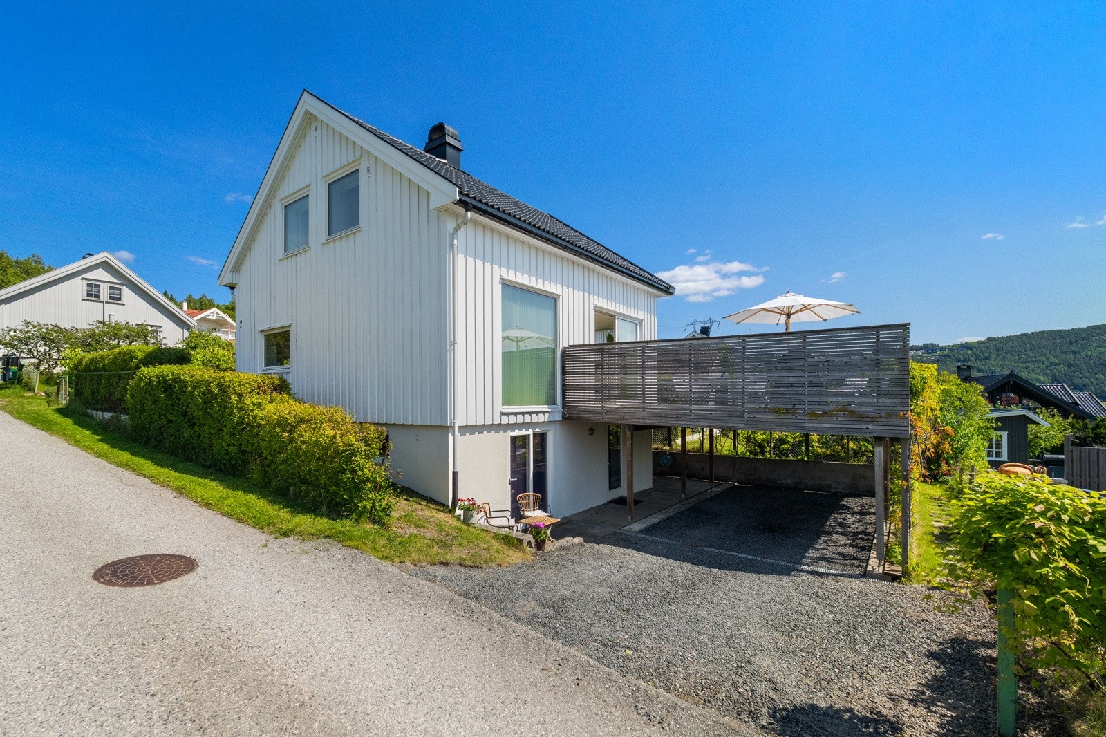 Eiendommen har god plass til parkering i carport og i gårdsplassen. Galleribilde