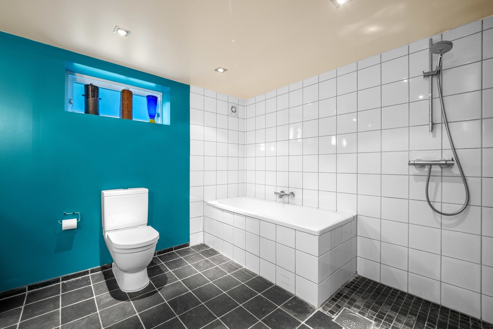 Badet har opplegg for vaskemaskin, samt nisje med opplegg for badstue. Galleribilde