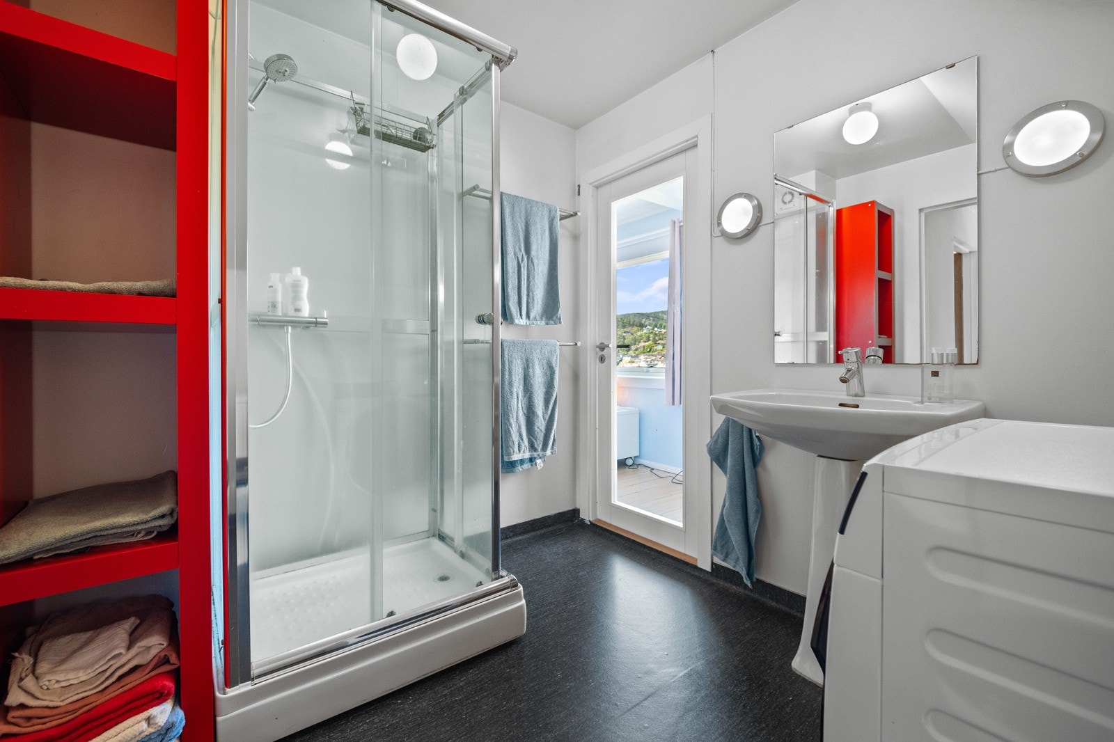 Badet er innredet med dusjkabinett, gulvstående toalett og baderomsinnredning. Galleribilde