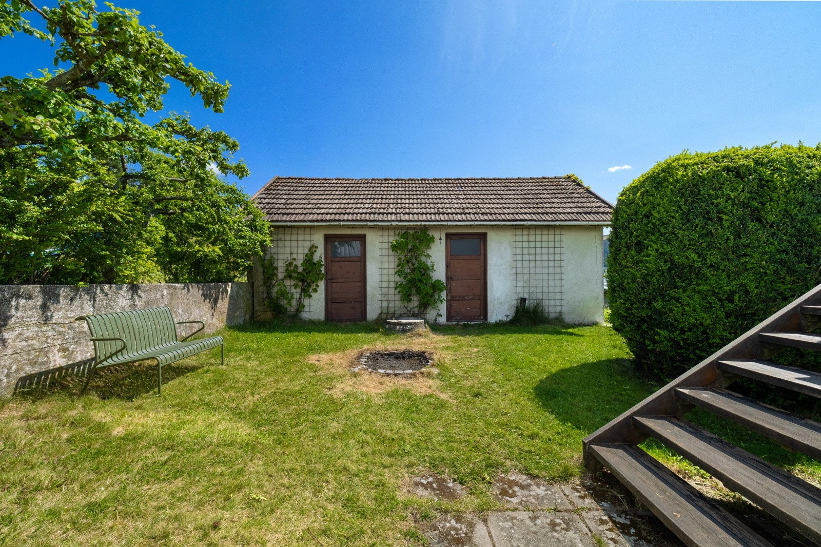 Frittstående uthus med gode oppbevaringsmuligheter. Galleribilde