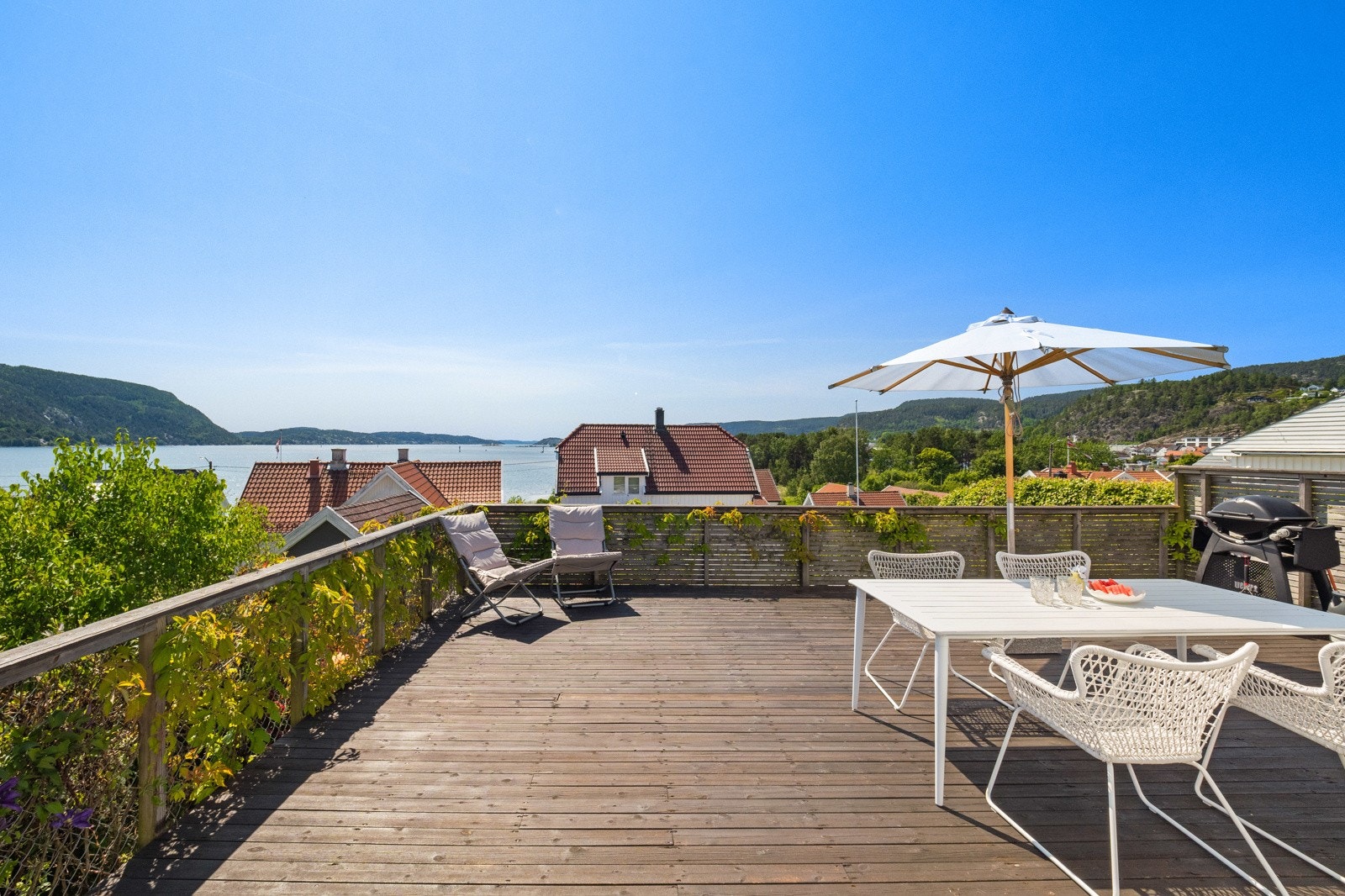 Dette er en fantastisk beliggende enebolig med nydelig fjordutsikt! Galleribilde