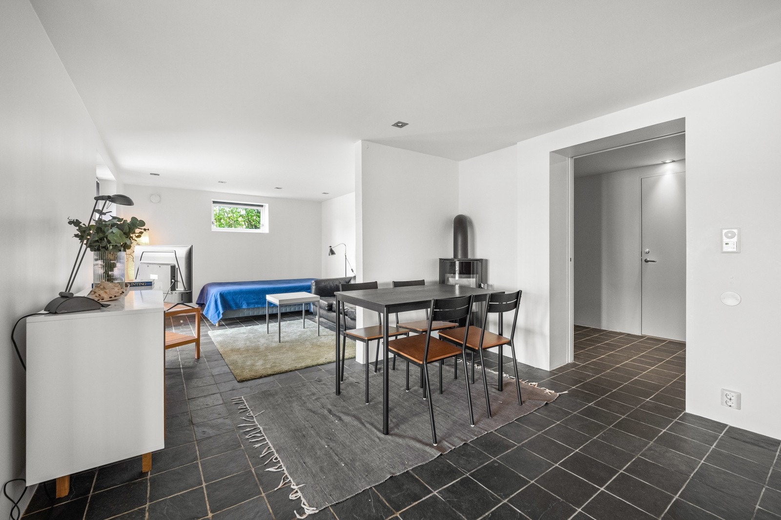 Stue med peis i underetasjen. Galleribilde