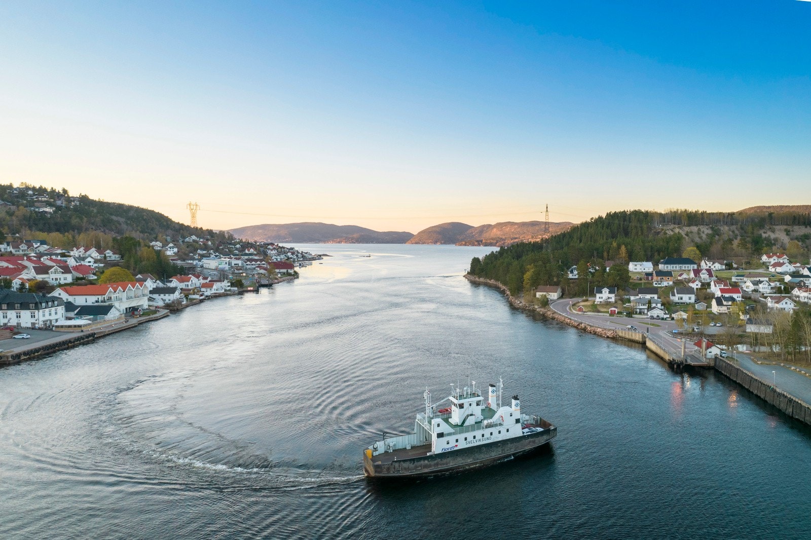 Kort vei ned til Verket ferjekai med ferge over til Svelvik. Galleribilde