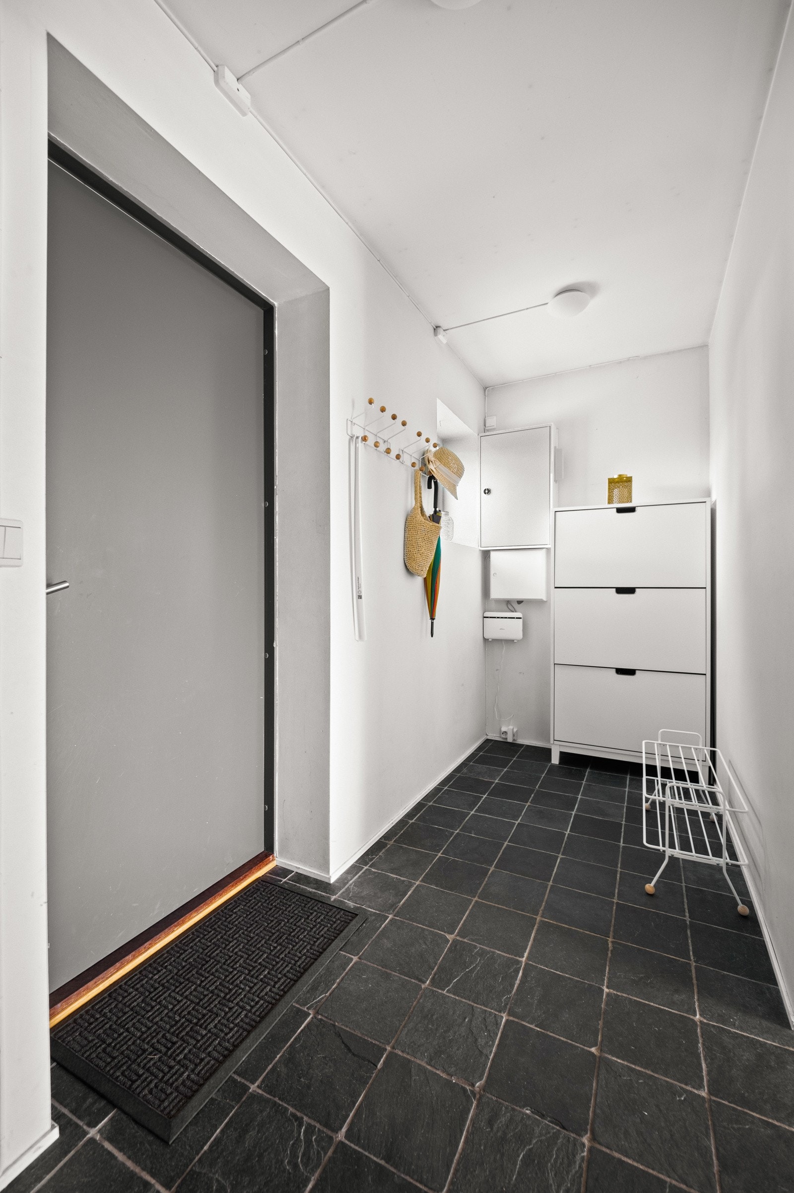 Entré/gang med plass til å henge fra seg yttertøy og sko. Galleribilde