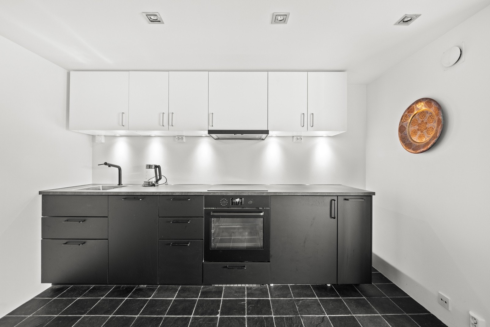 Kjøkkenet har integrert oppvaskmaskin, og komfyr/platetopp. Galleribilde