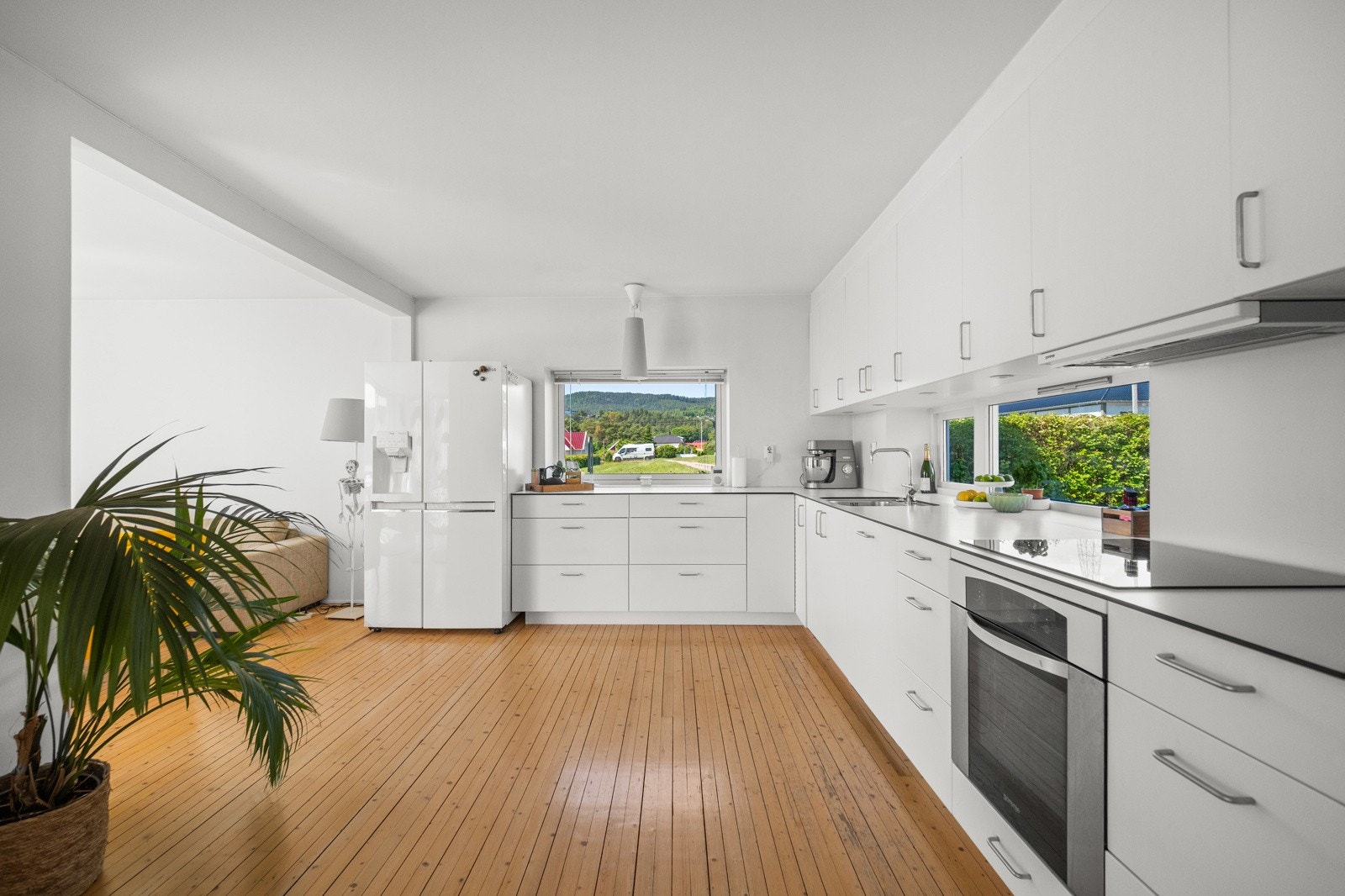 Kjøkkenet fremstår lyst og fint, og har godt med skap- og benkeplass. Galleribilde