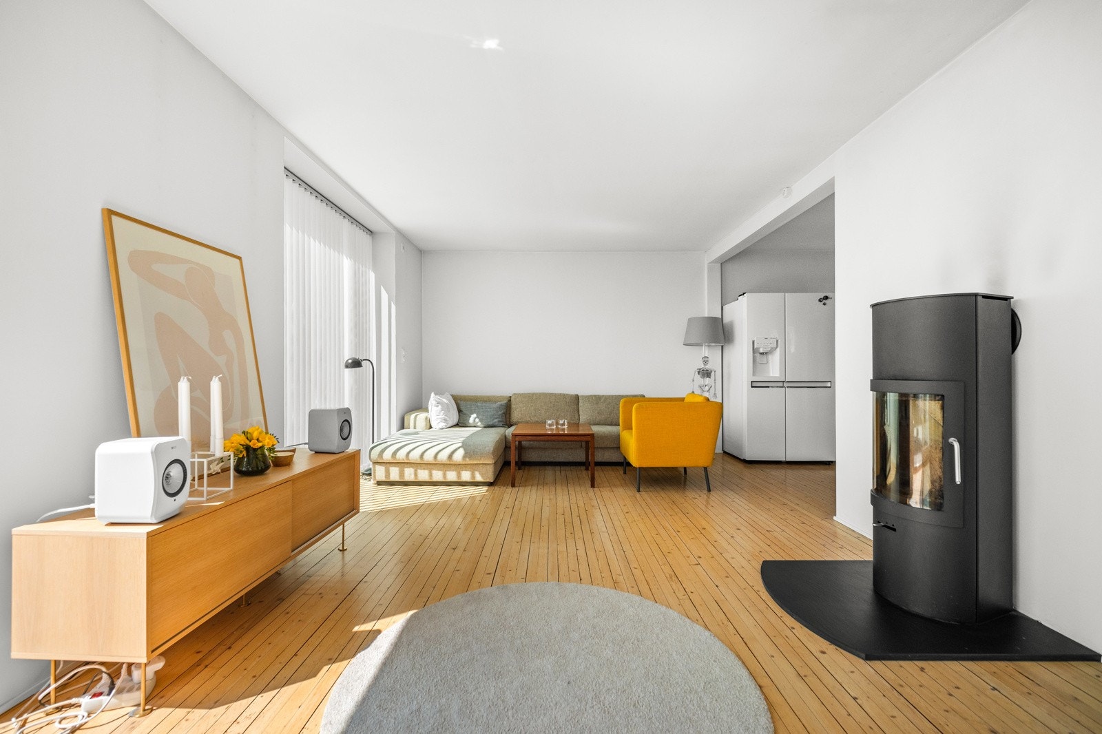 Det er etablert ildsted i stuen i både 1.etasje og i underetasjen. Galleribilde