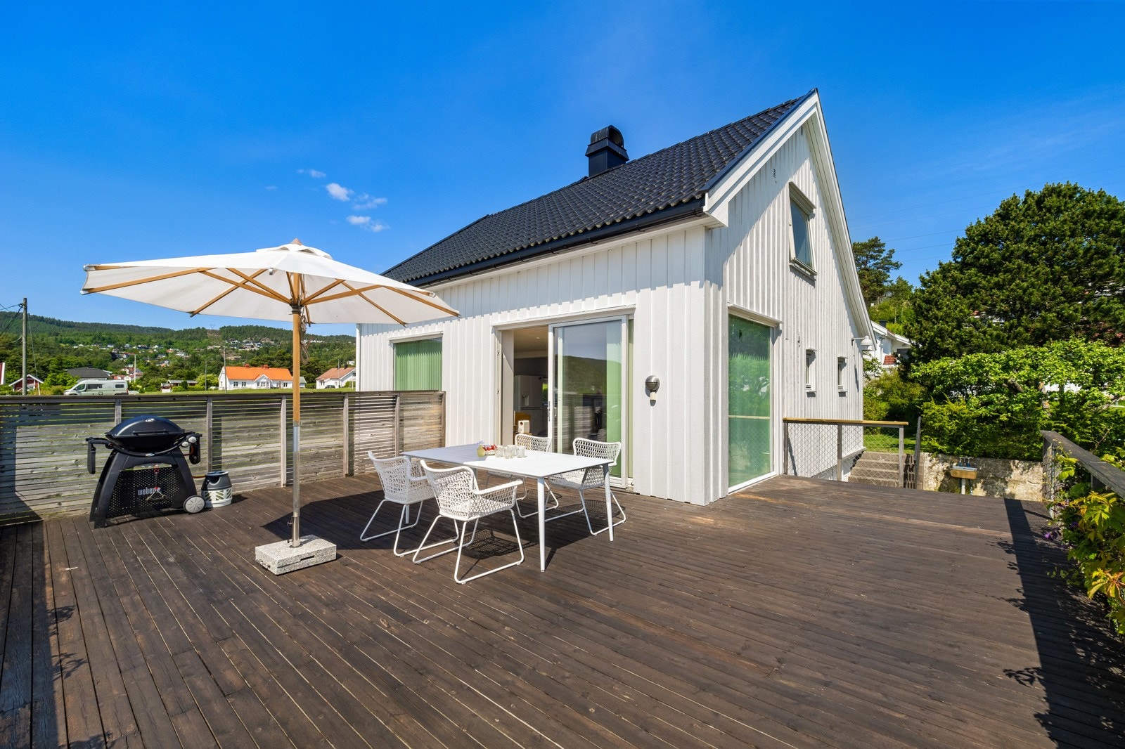 Stor deilig uteplass på over 50 kvm med videre adkomst til hagen. Galleribilde