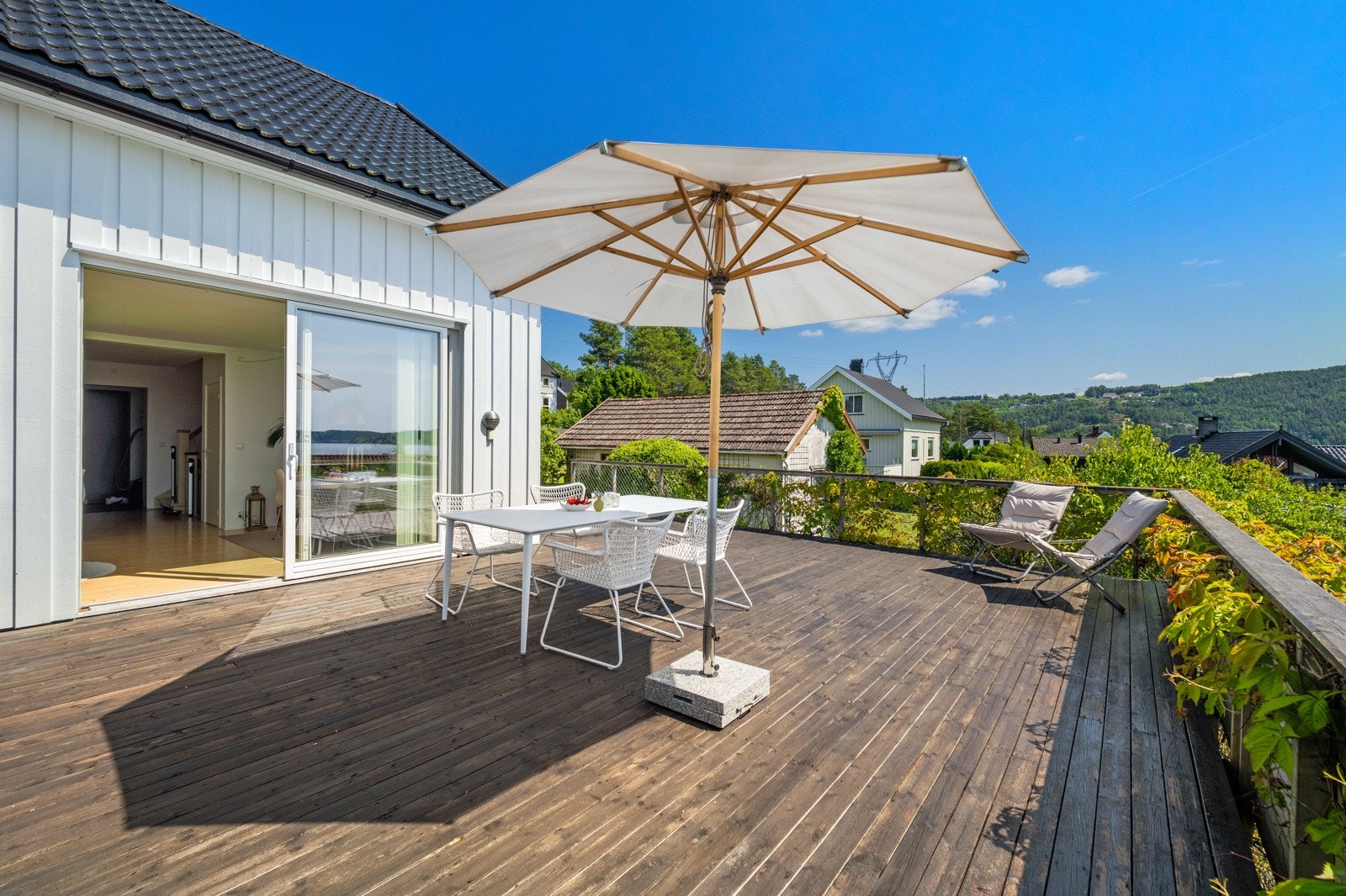 Videre utgang til stor terrasse, som fungerer som en forlengelse av stuen på sommerstid. Galleribilde