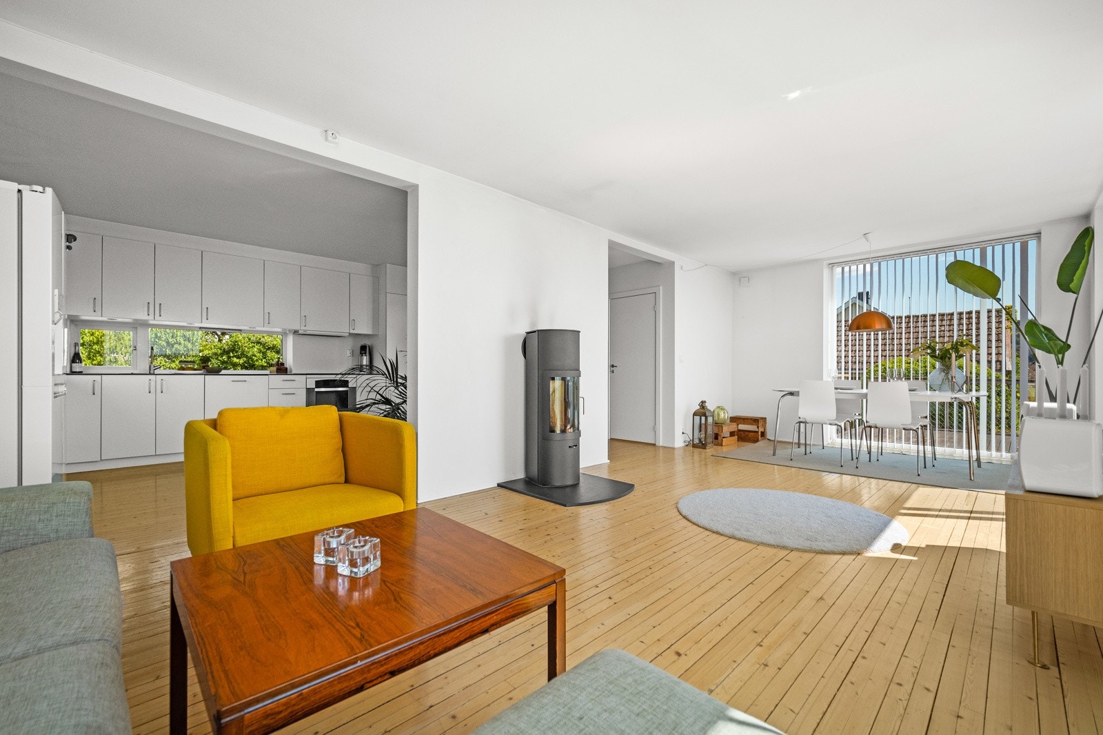 Kjøkkenet ligger i forlengelse av stuen noe skjermet. Galleribilde