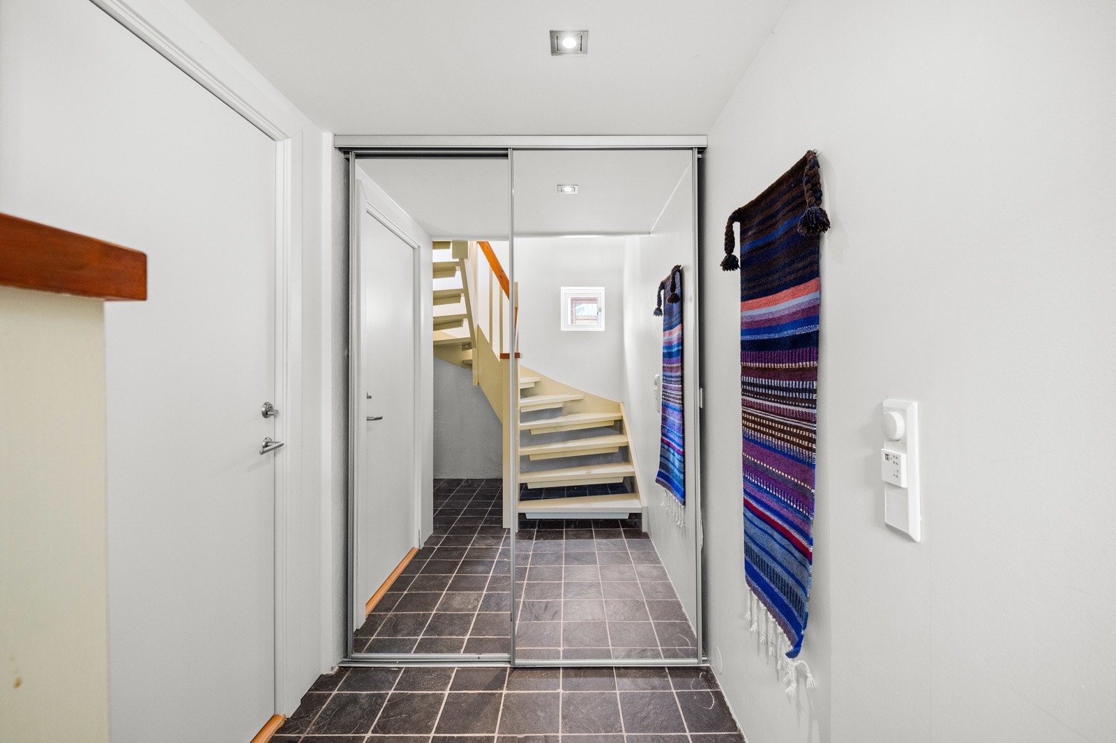 Garderobeskap med plass til oppbevaring. Galleribilde