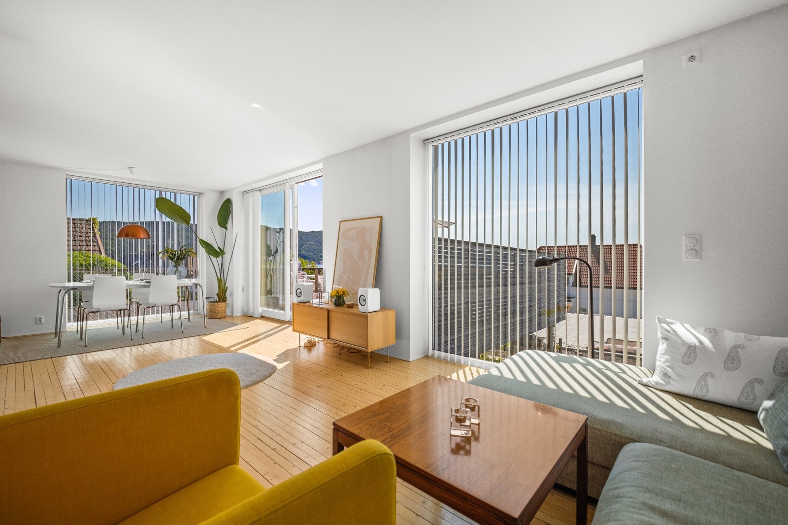 Stuen har store vindusoverflater som slipper inn rikelig med naturlig lys. Galleribilde