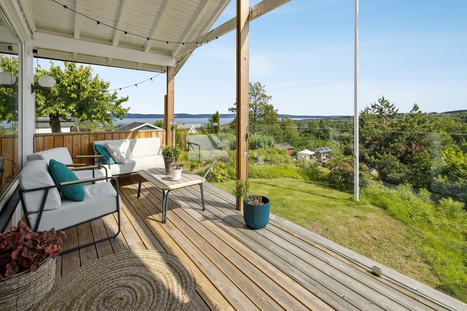 Herlig uteplass foran huset. Galleribilde