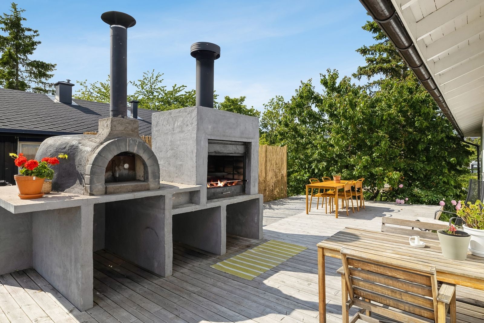 Spansk grill og italiensk pizzaovn - Her ligger alt tilrette for steinovnsbakt pizza! Galleribilde