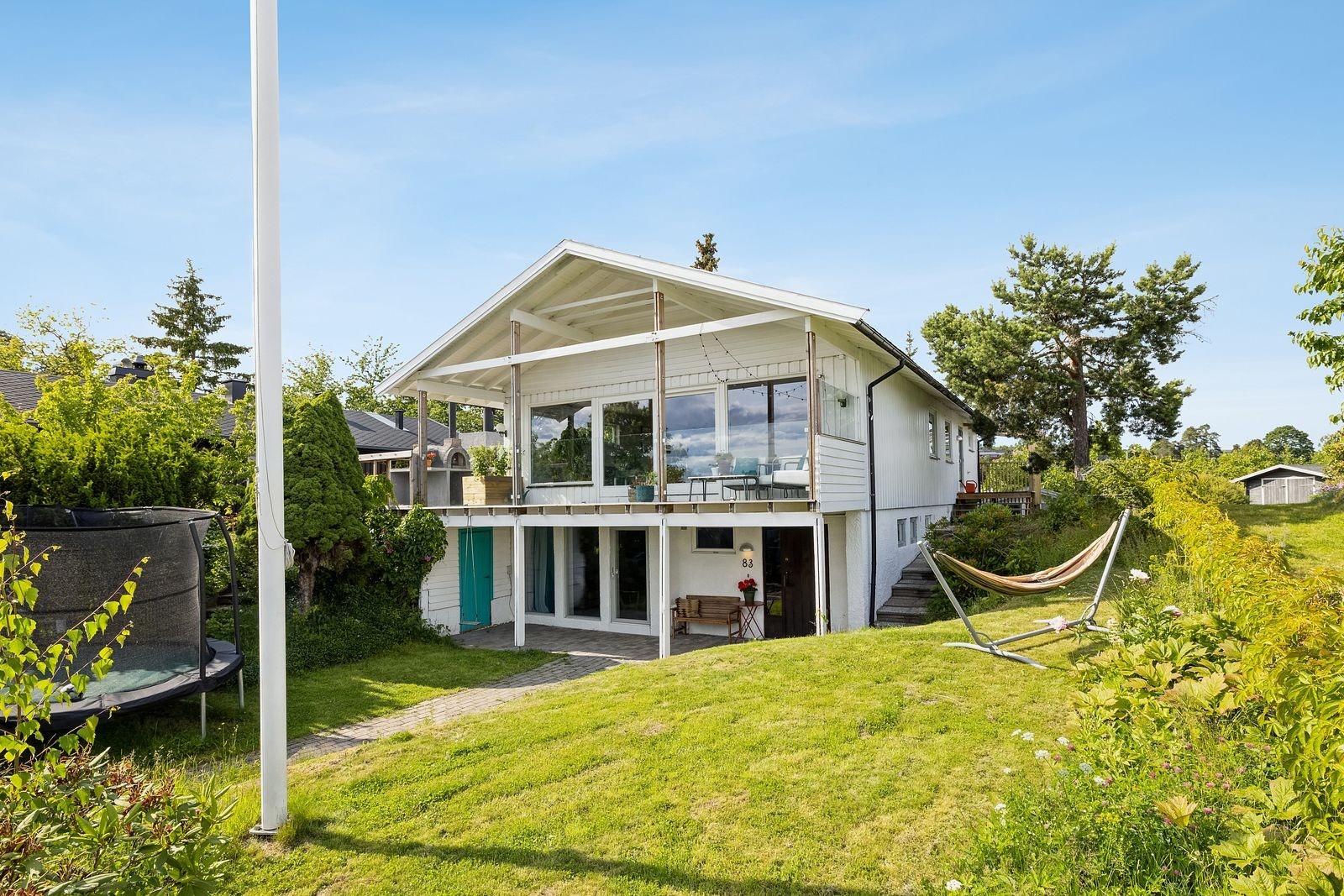 Skjermet hage, opparbeidet i flere nivåer samt stor terrasse med møbler. Galleribilde