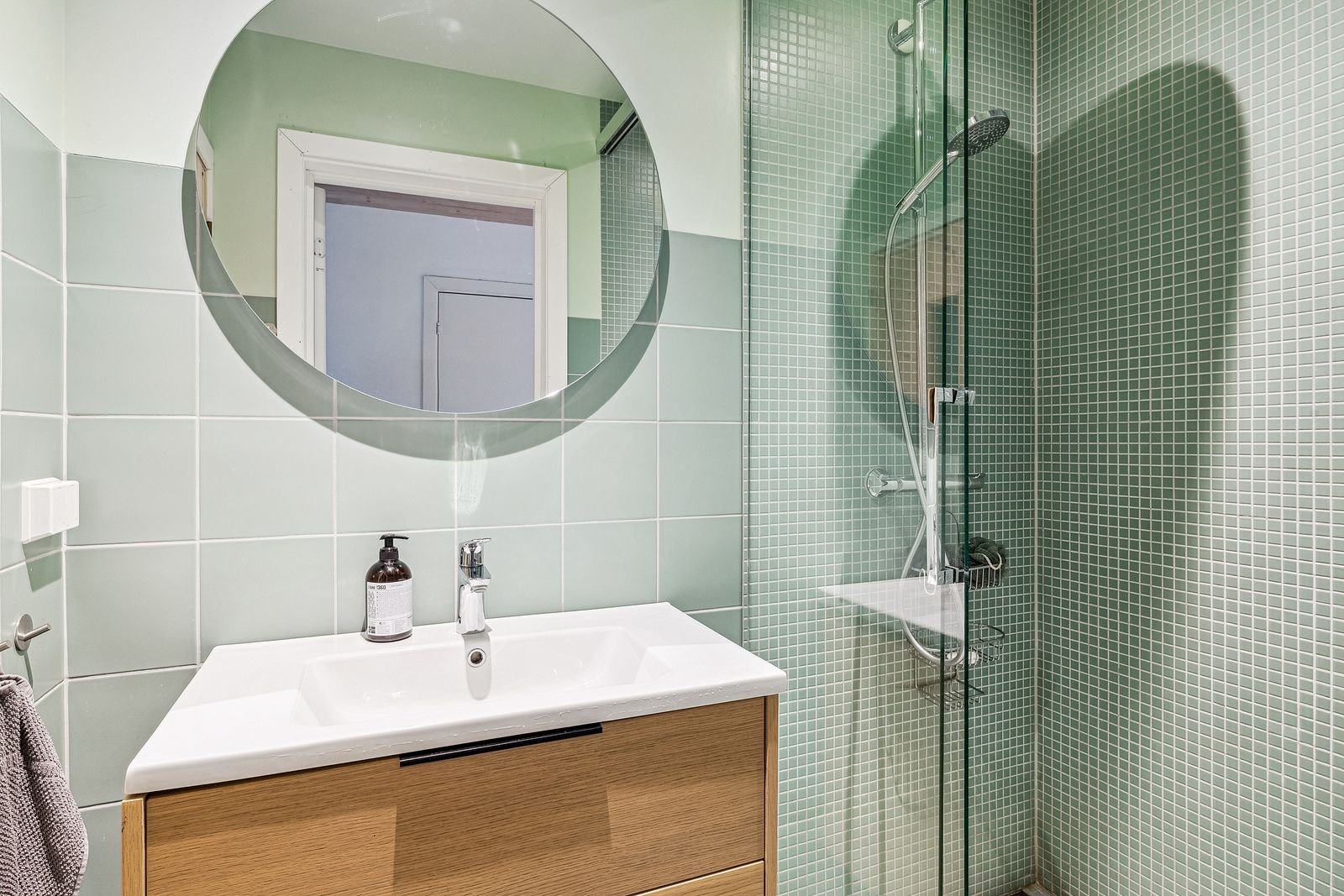 Delikat bad med dusj Galleribilde