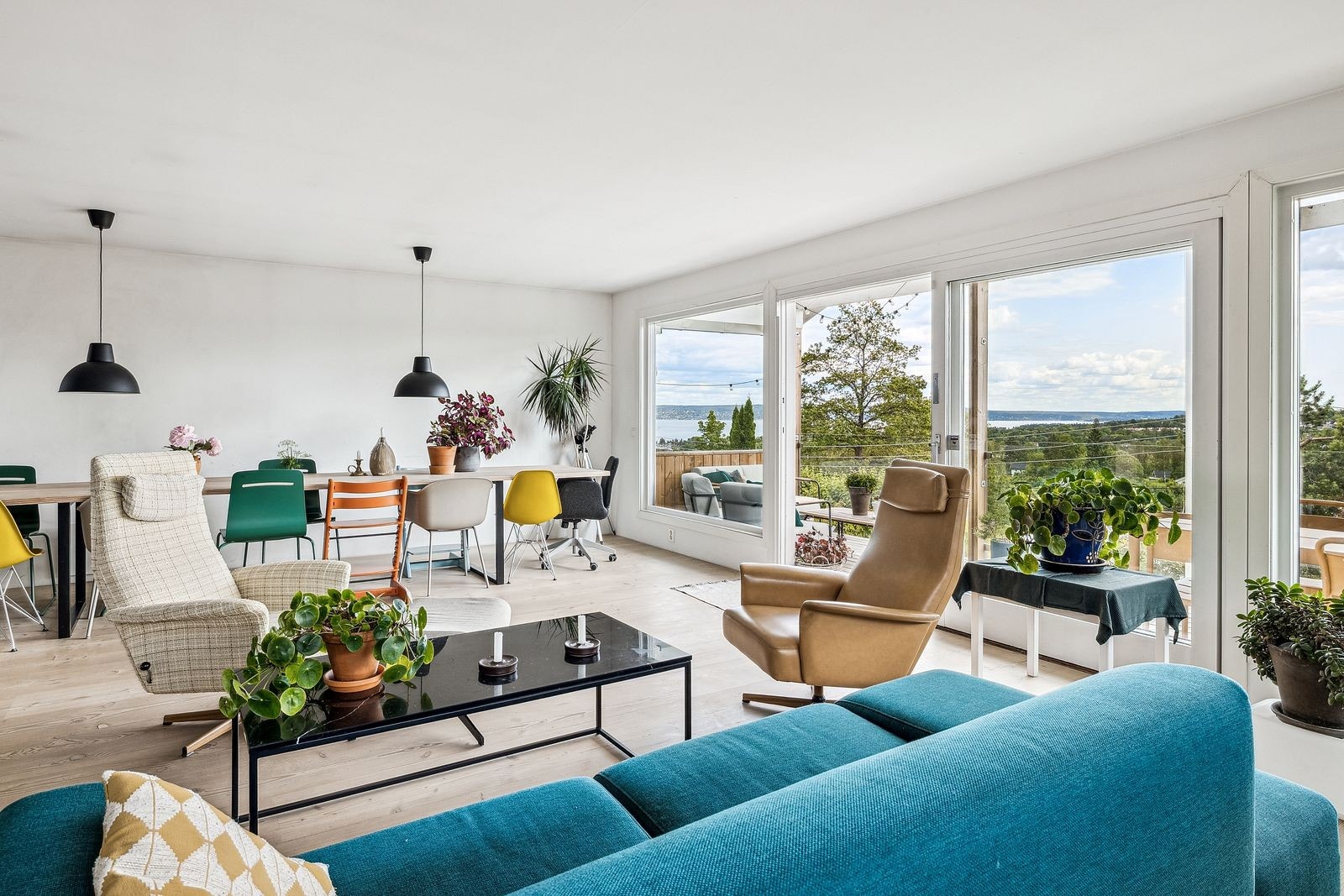 Stue med utgang til nydelig terrasse - leies ut møblert Galleribilde