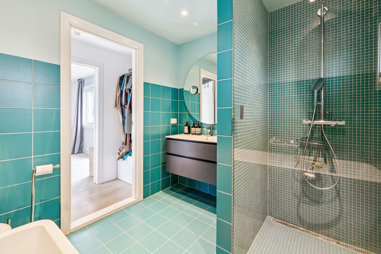 Lekkert bad med badekar og dusj Galleribilde