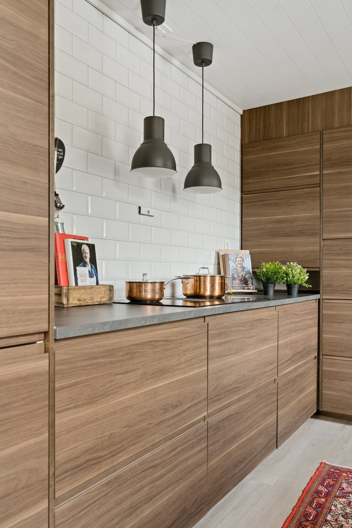 Det er godt med oppbevaring i både over- og underskap. Galleribilde