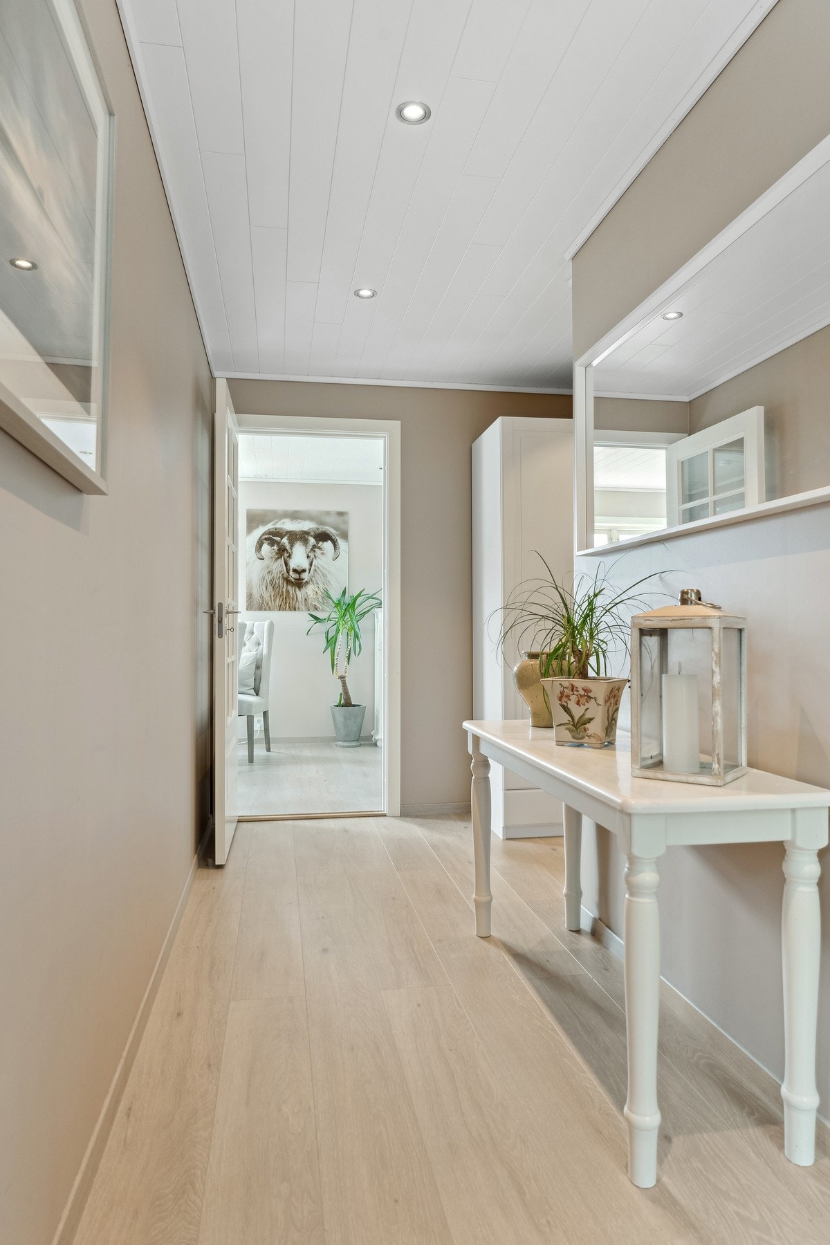 Lys og innbydende gangparti. Galleribilde