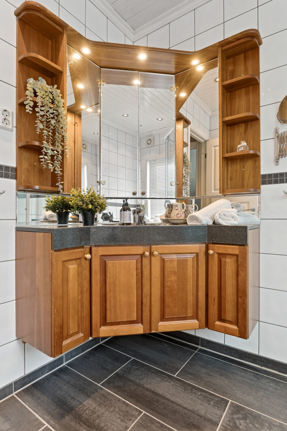 Badet har en plassbygget baderomsinnredning med nedfelt vask. Galleribilde