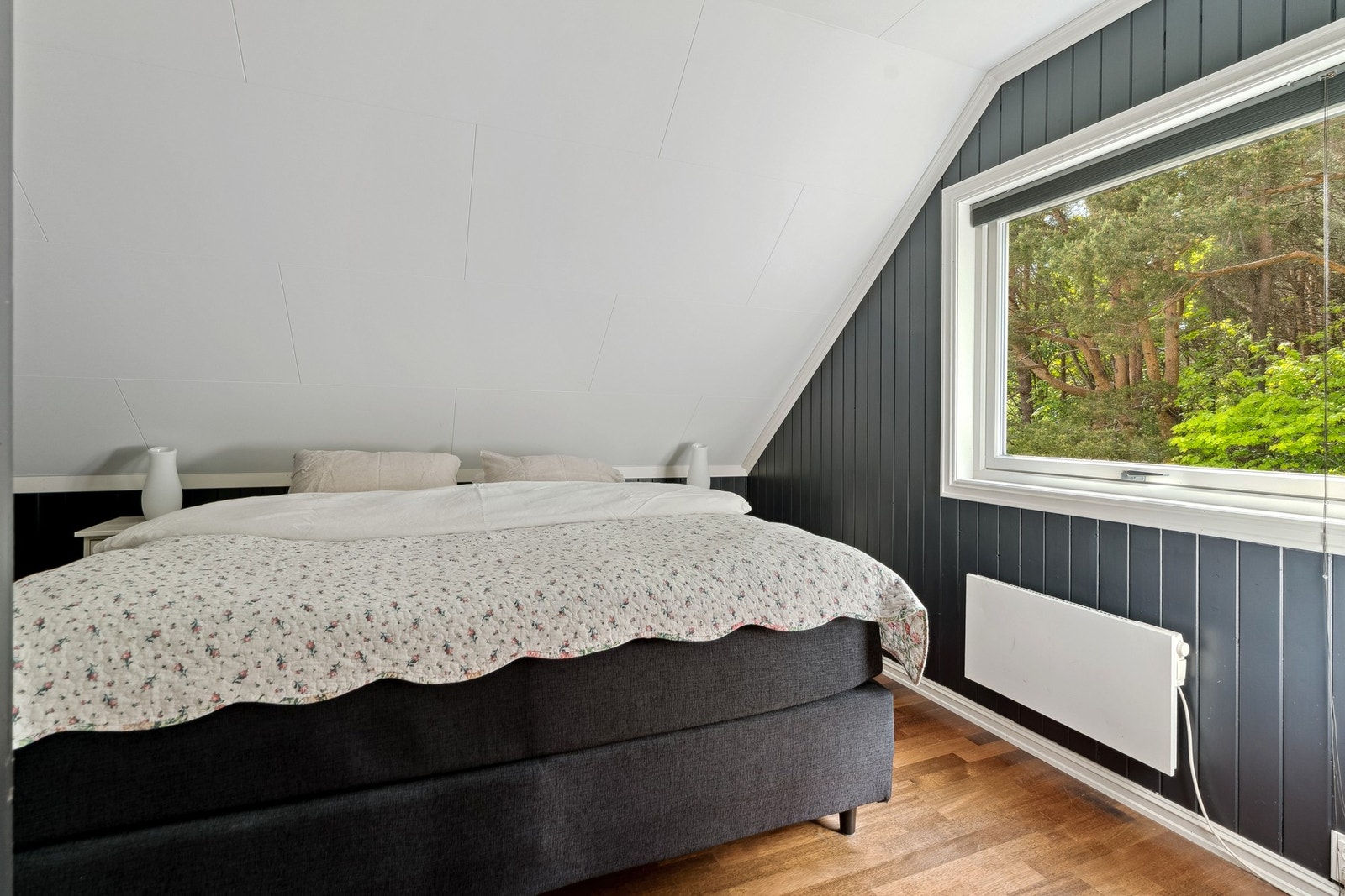 Soverom nummer to ligger inn mot skogen, så her har du en stille og rolig lokasjon i boligen. Galleribilde