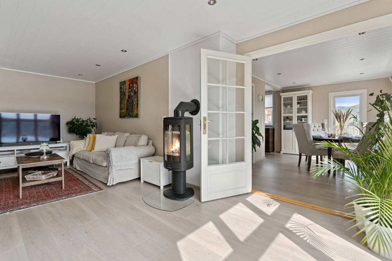 Rominndelingen har en fin flyt inn mot kjøkkensonen. Galleribilde