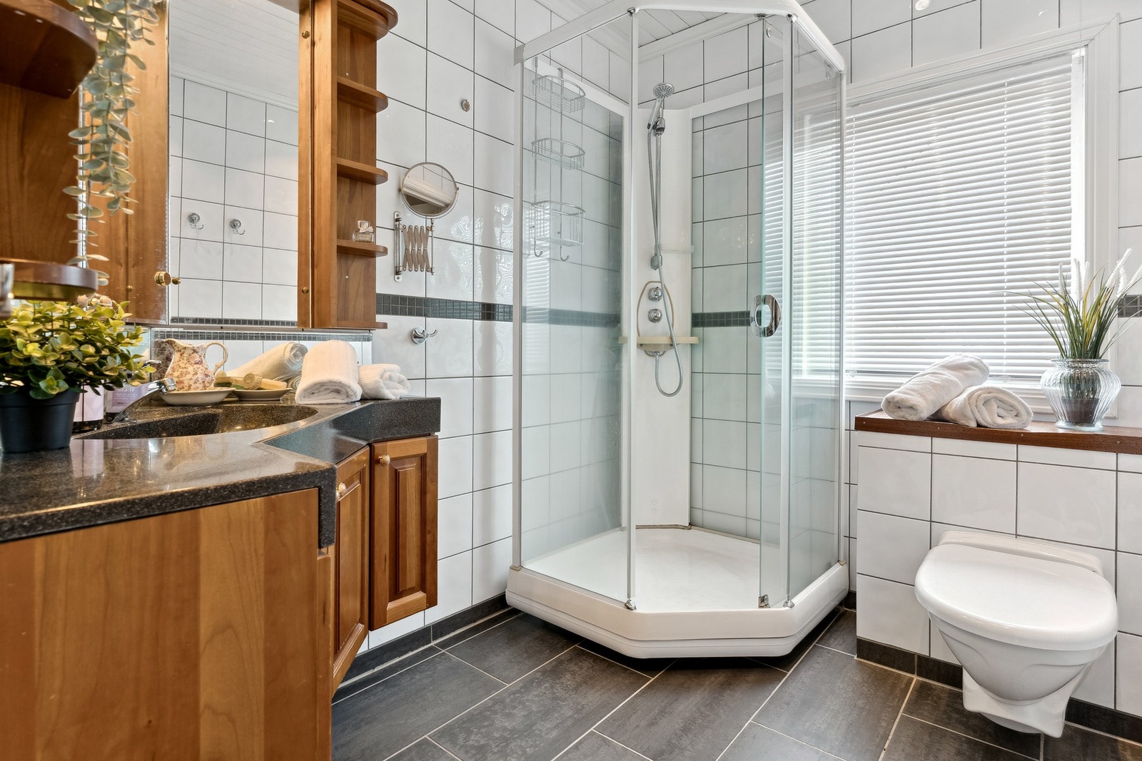 Hovedbadet i huset er i loftetasjen sammen med soverommene. Galleribilde