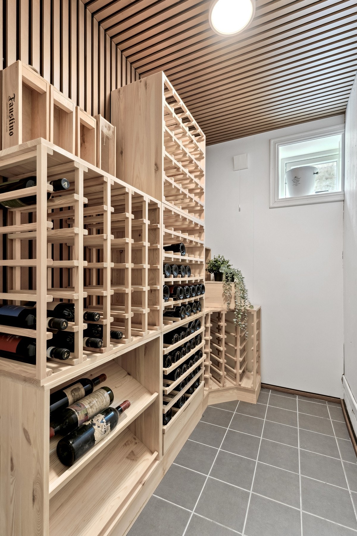 Er du glad i vin? Da er dette rommet perfekt for deg. Galleribilde