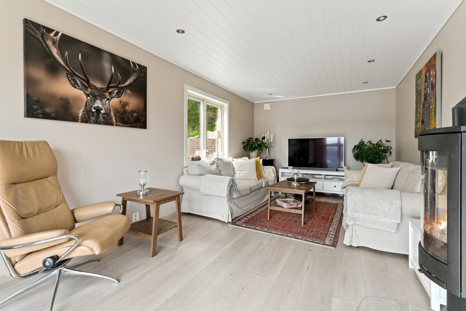 Du har en romslig stue, ideell for familiekos og hyggelige stunder sammen Galleribilde