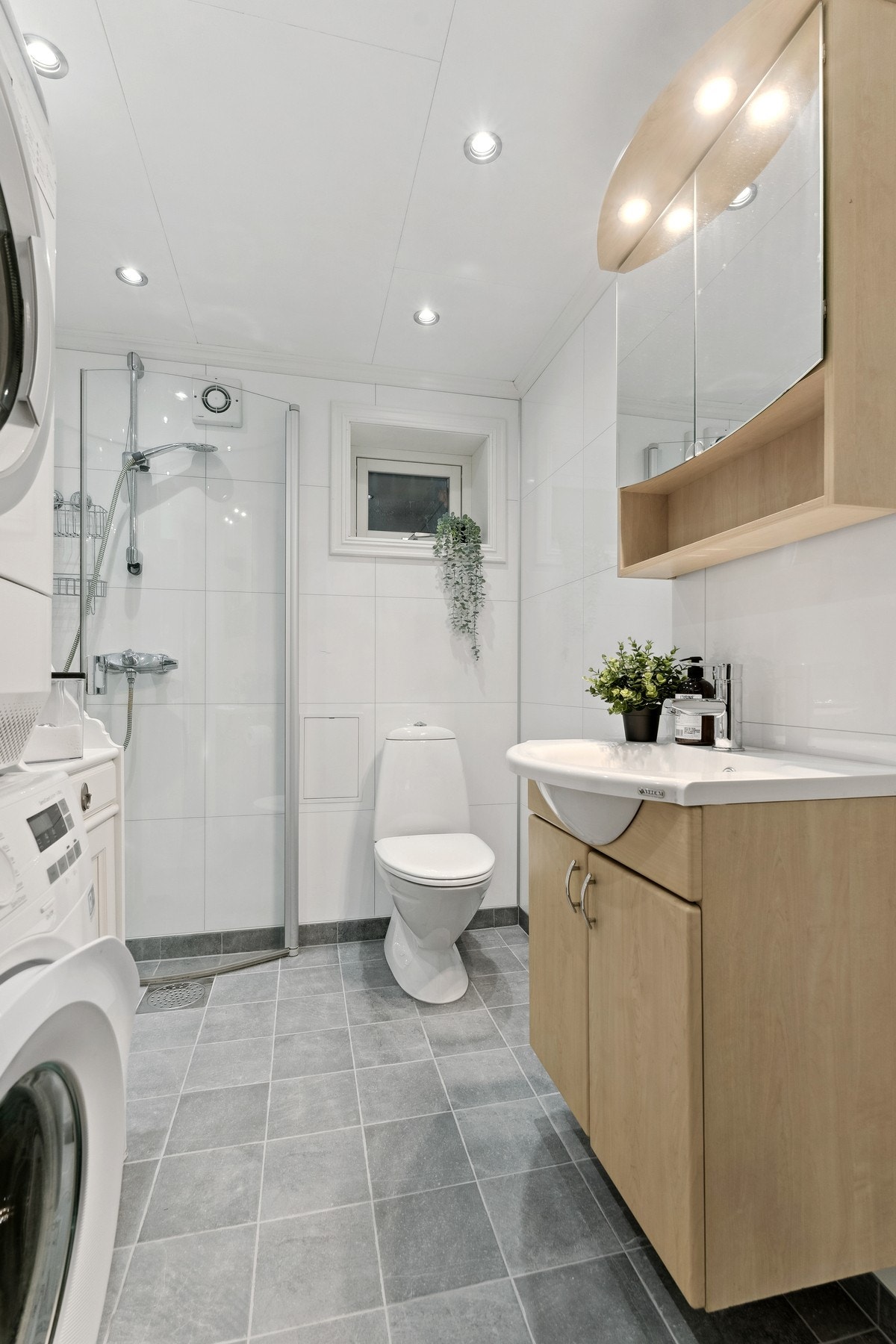 I kjelleren finner du boligens vaskerom som også er utstyrt som bad. Galleribilde