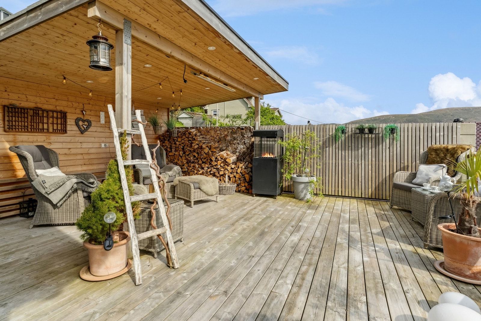 Terrassen er skjermet noe som gir en privat og lun atmosfære. Galleribilde