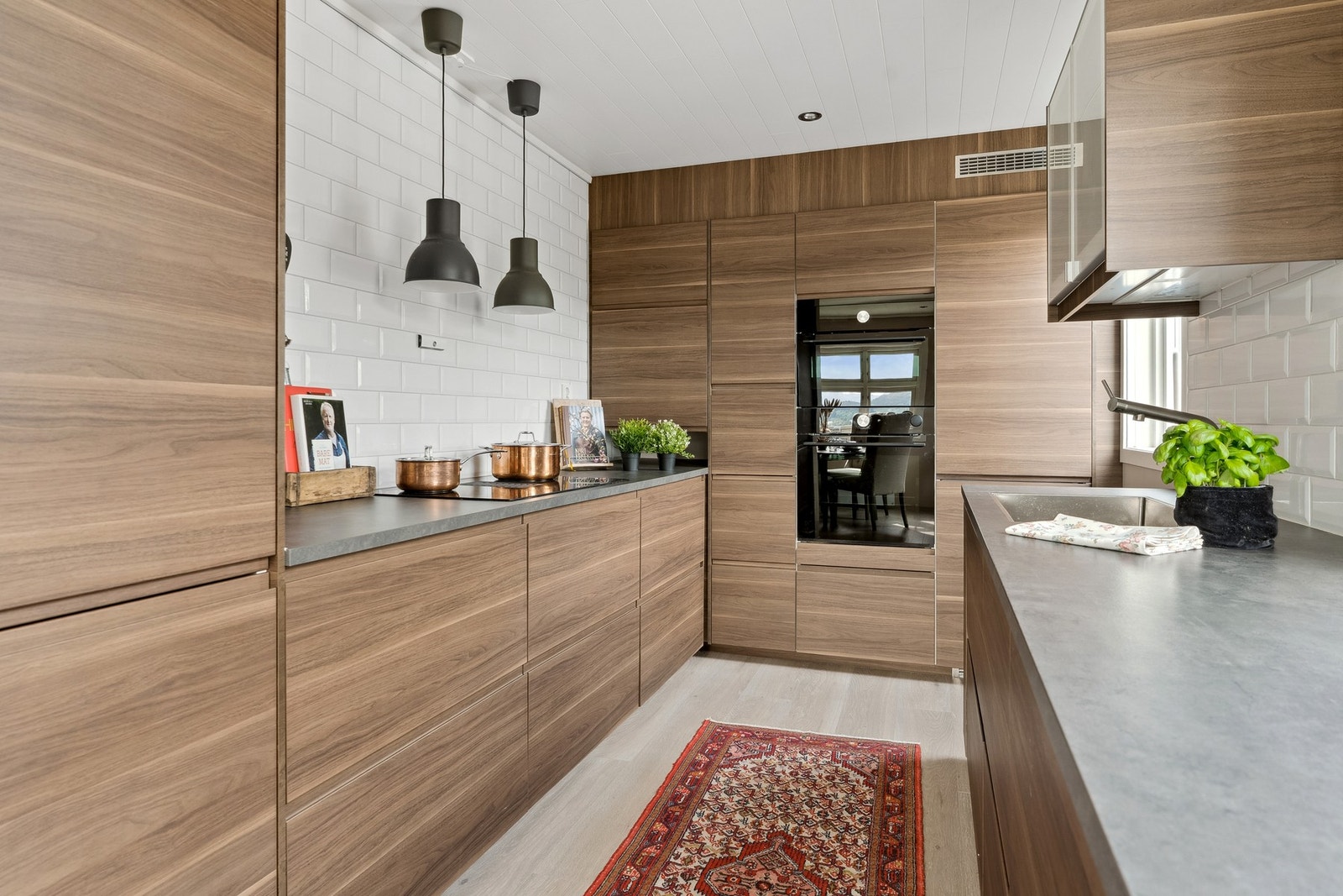 Stilren og moderne kjøkkeninnredning med alle hvitevarene inkludert. Galleribilde