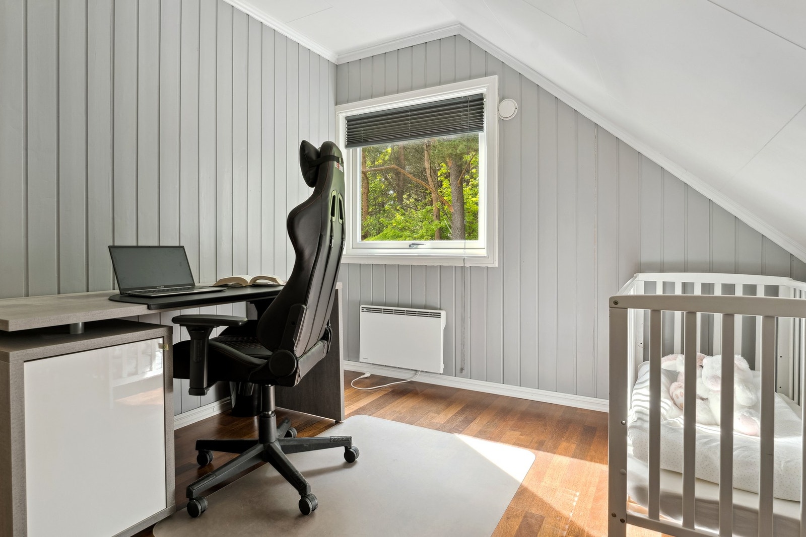 Lyst og rolig kontor - perfekt som hjemmekontor eller hobbyrom. Galleribilde