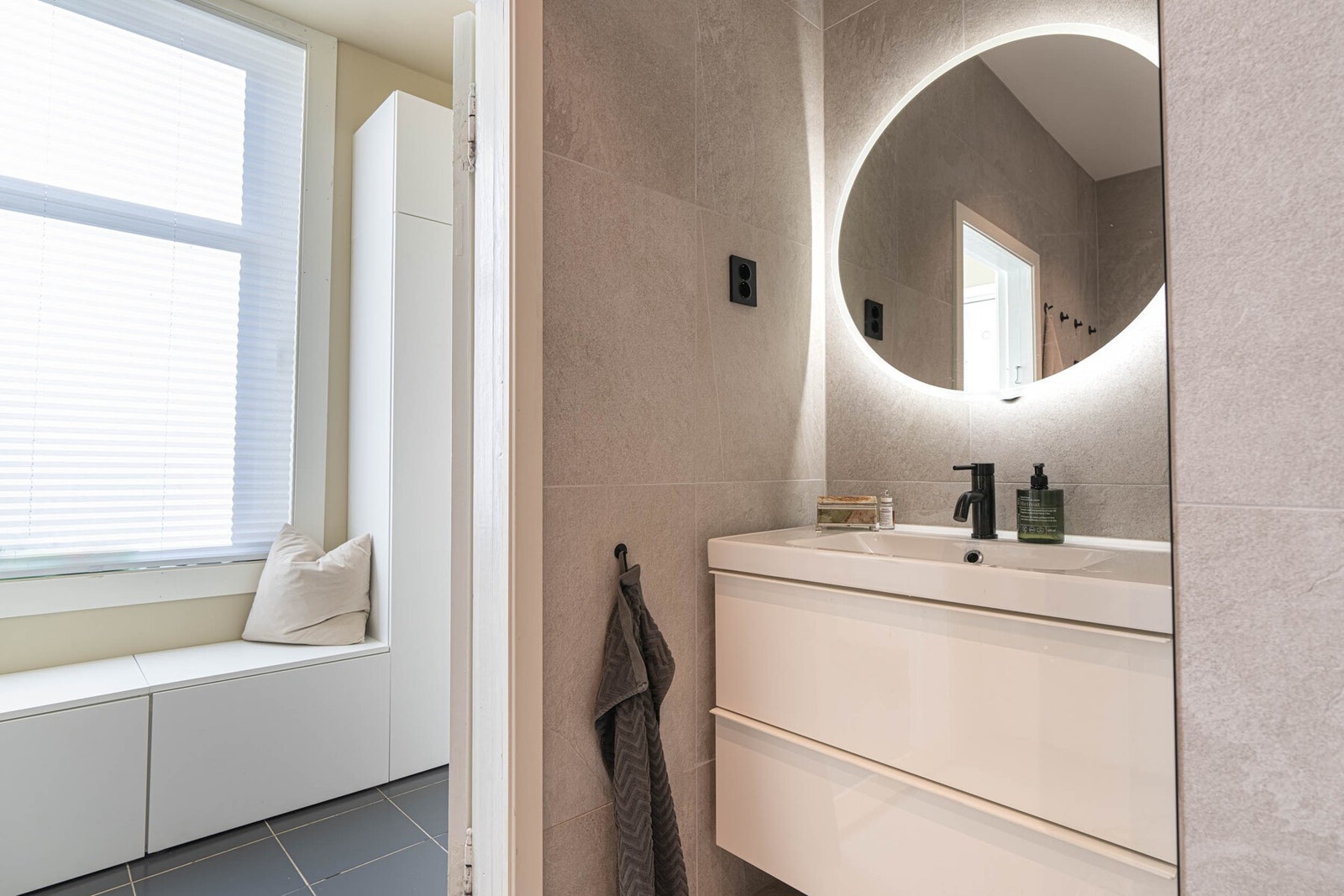 Våtrommet ventileres mekanisk via fuktstyrt baderomsvifte. Galleribilde