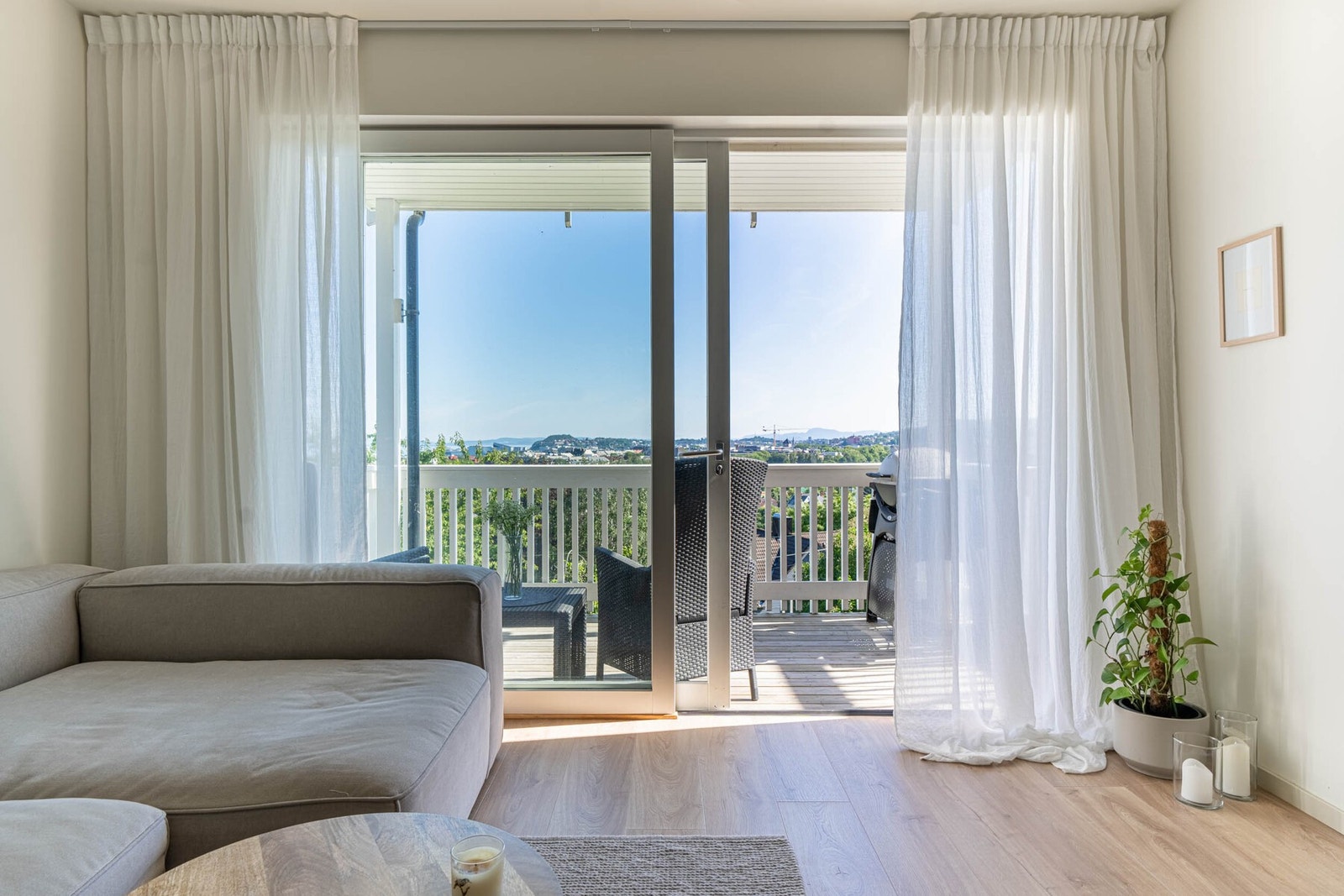 De store vindusflatene gir rikelig med lysinnslipp og dette bidrar til en behagelig atmosfære i hele leiligheten. Galleribilde