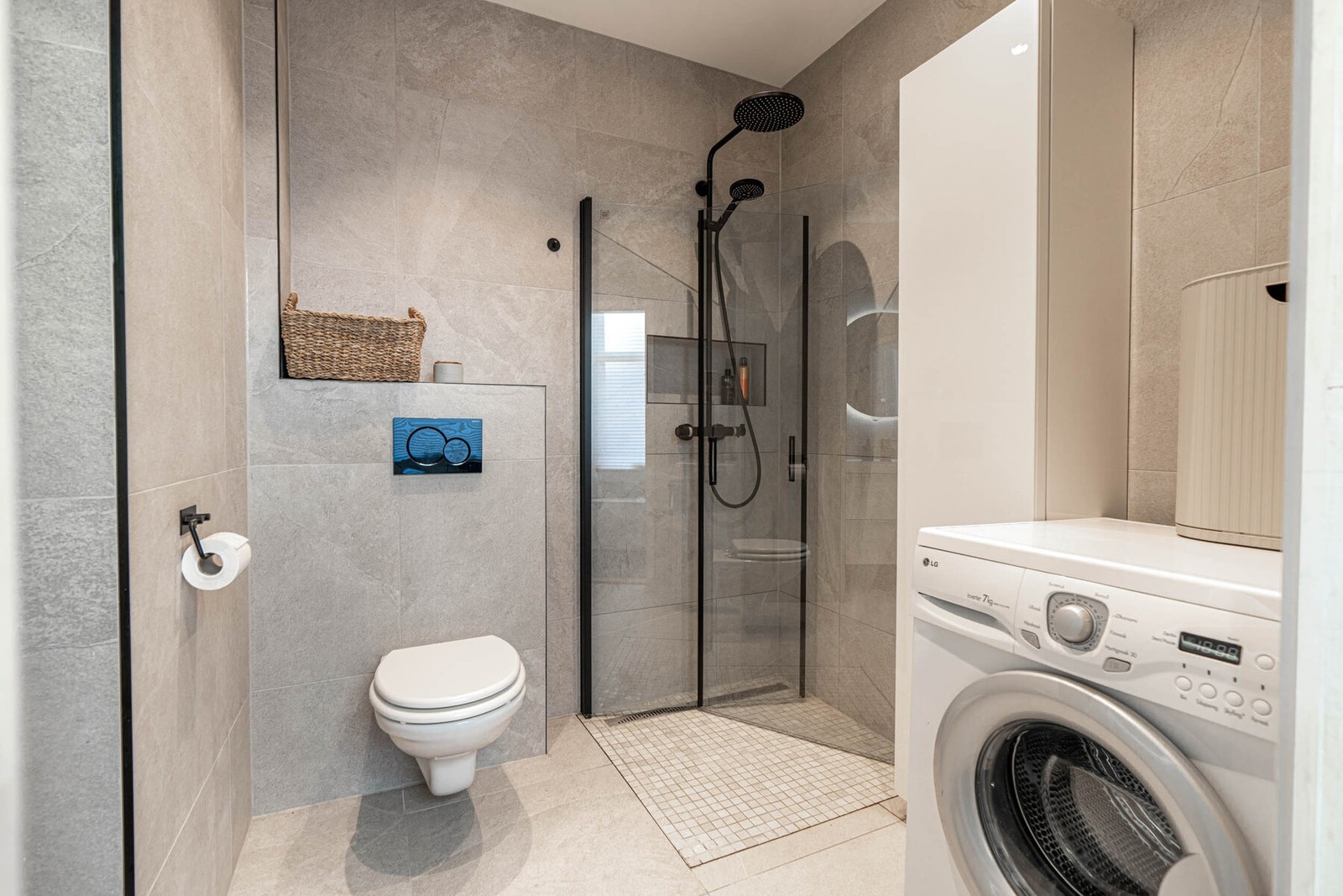 Badet har opplegg til vaskemaskin og varme i gulv. Galleribilde