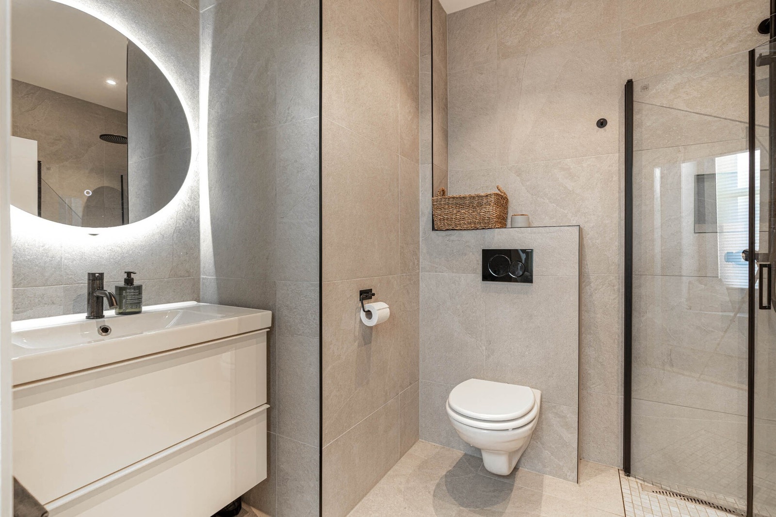 Lekkert baderom som ble renovert av fagfolk i 2021. Galleribilde