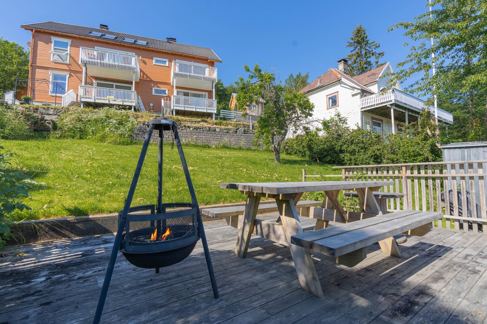 Seksjonen har også en parkeringsplass med elbillader på framsiden av boligen. Galleribilde