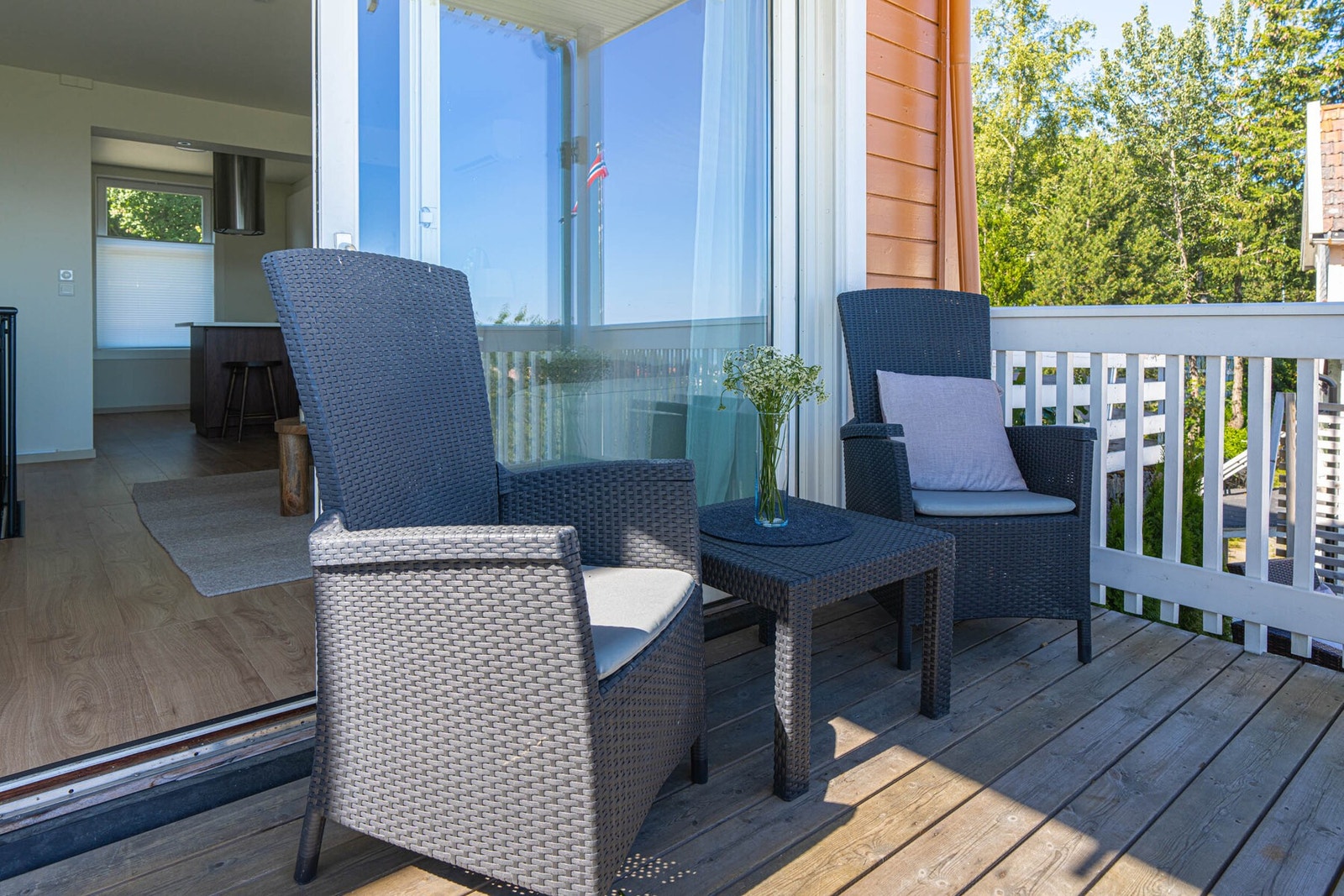 Balkongen er på ca. 9 kvadratmeter og har godt med plass til utemøblement og grillutstyr. Galleribilde